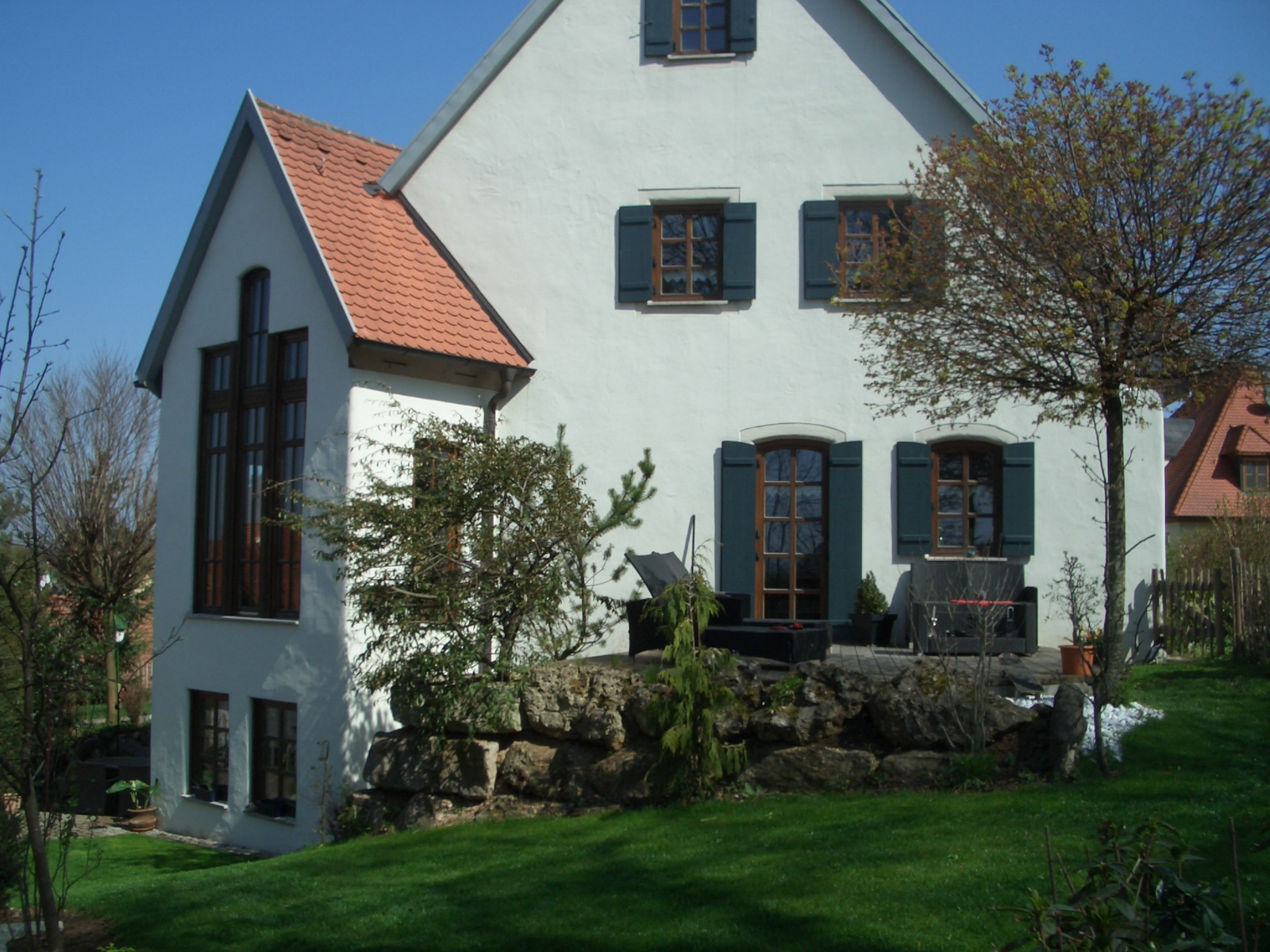 Gartenansicht mit Wintergarten