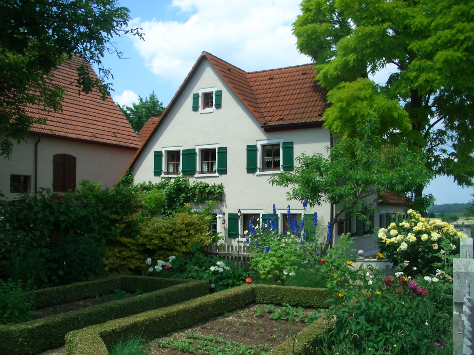 saniertes Hauptgebäude